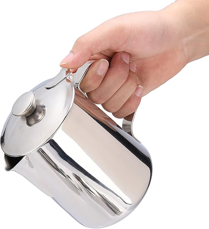 Stainless Steel Milk Frothing Pitcher, Stainless Steel Coffee Cup Mug Milk Frothing Pitcher Jug with Lid for Latte Coffee Art for Office Kitchen with handle(1000ML)