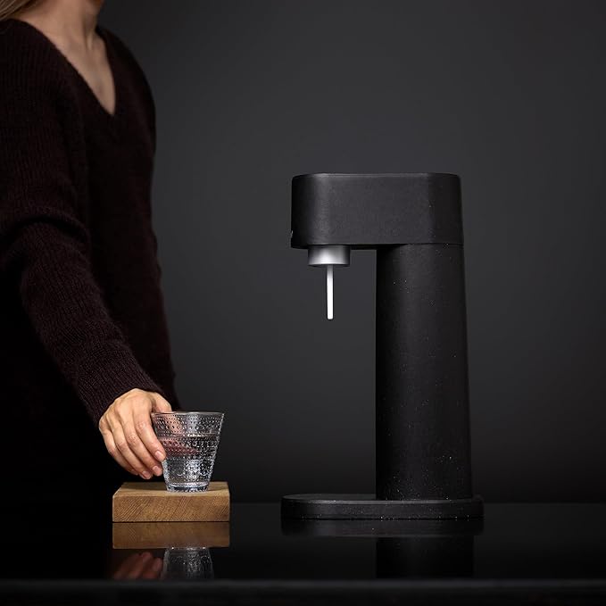 Mysoda Woody Sparkling Water Maker - Silent Carbonated Water Machine Made of Renewable Wood Composite and 1L Water Bottle - Without CO2 Cylinder - Seltzer Maker Machine - Colour Black