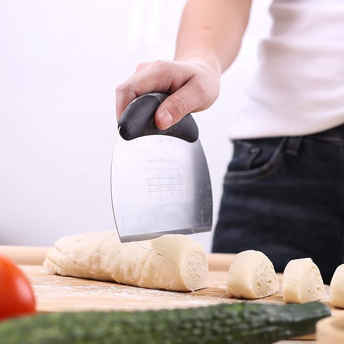 1 pcs Dough Pastry Scraper Chopper/Stainless Steel Dough Scraper Cutter with Ergonomic Rubber Non-Slip Grip/Dough Scraper Cutter/Pro Pastry Pizza Cutter Chopper (Black)