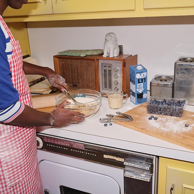 Oatly Full Fat Oatmilk – Creamy, Plant-Based Whole Milk Alternative | Dairy-Free, Vegan, Shelf-Stable, Non-GMO & Glyphosate Residue-Free | Only 1g Saturated Fat (32 oz, 12-Pack)